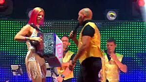 Penyanyi Brasil Tugas tampil di atas rok