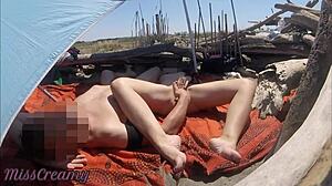 公共のビーチでの生ハメセックス:見知らぬ人の危険と潮吹きの楽しみ