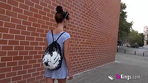 Η ευρωπαϊκή έφηβη παίρνει το μουνί της γαμημένο από ένα μεγάλο πούτσο