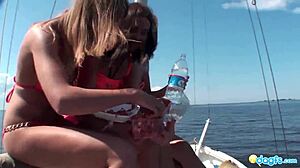 Anastasiya přebírá kormidlo jachty naplněné ruskými lesbičkami