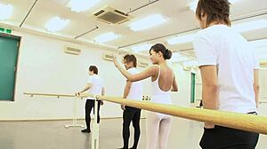Asiatisk ballerina njuter av tre heta killar i denna solo-onanivideo