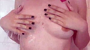 Seks pancuran mandi remaja yang ketat dengan masturbator yang berpakaian seluar dalam