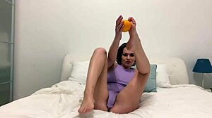 Divertimento fetish con una moglie calda che gioca con le sue lunghe gambe e le dita dei piedi