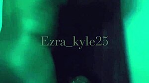 Bodybuilder Ezra Kyle wordt in haar kont geneukt door sissy femboy in de badkamer