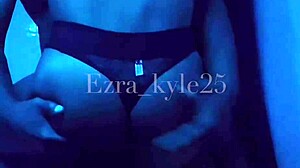바디빌더 Ezra Kyle이 욕실에서 시시한 펨보이에게 엉덩이를 맞습니다