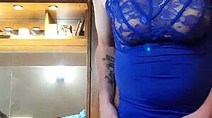 Chaudasse travestie en robe bleue taquine avec ses seins et sa bite
