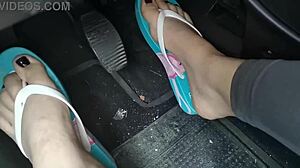 คู่สามีภรรยามือใหม่เหยียบรถขณะสวมรองเท้าแตะเปลือยและรองเท้าส้นสูงแบบโฮมเมด