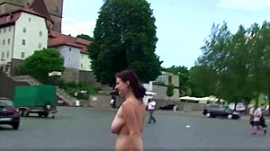 Regardez une fille nue explorer les rues dans ce film complet