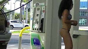 Latinska žena Nikki Brazil se draži v minici in zgornjem krilu na bencinski črpalki
