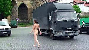 Podívejte se na nahou dívku, která zkoumá ulice v tomto celém filmu