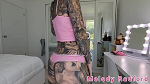 Gadis pemain permainan seksi Melody Radford memamerkan tetek besar dalam bikini