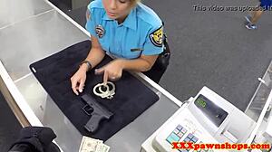 Rejtett kamera rögzíti, ahogy egy latin rendőrnőt doggystyle-ban kapnak el