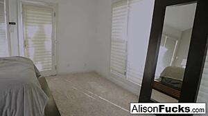 Büyük göğüslü porno yıldızı Alison Tyler, tek başına oyunun tadını çıkarıyor