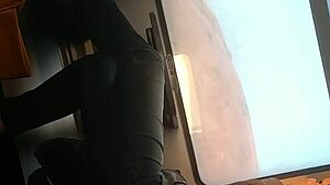 Skrytá kamera zachycuje izraelské MILFky, jak si dráždí nohy ve vlaku