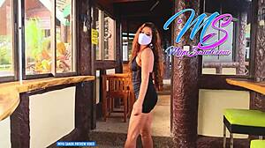 Miyu Sanoh, egy filippínó modell, mindezt egy kávézóban mutatja be