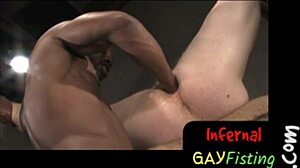 Interracial bøssepar udforsker hård BDSM med fisting og stretching