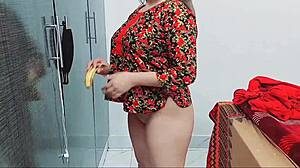 Pakistansk kone nyter anal og fitte dildo lek med mannen sin mens hun ser på