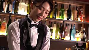 Barman japonais et jolie fille asiatique se livrent à des propos sales et à de l'action softcore