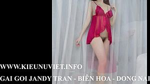 La belle vietnamienne Jandy Tran devient coquine devant la caméra