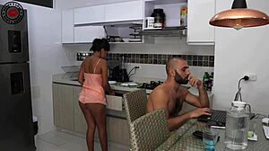 Un couple latina aime le sexe sur la table et jouer avec du sperme