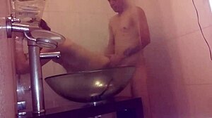 Min 18 år gamle selv engasjerer seg i seksuell aktivitet med en ukjent mann på et kystnært hotell i Uruguay