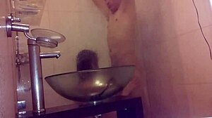 Mit 18-årige selv engagerer sig i seksuel aktivitet med en ukendt mand på et kystnært Uruguay-hotel