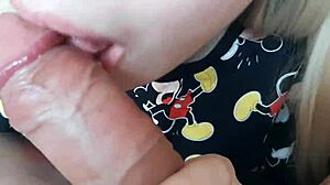 Amatørblondinen Miki Mouse gir en slubrende blowjob