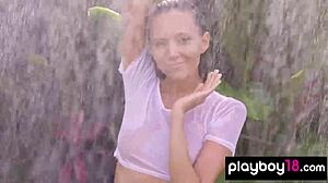 A beleza russa Katya Clovers faz um show ao ar livre com sardas