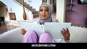 Babi Star, en hijab-bærende muslimsk arabisk babe, er ivrig etter å lære vennen Donnie Rock om amerikanske tradisjoner