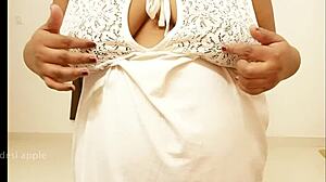 Η Ινδή καμαριέρα με καμπύλες αποκαλύπτει το πλούσιο στήθος της