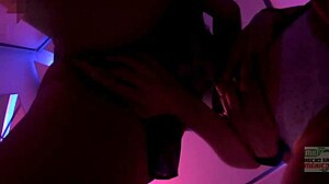 Amaterska MILF in najstnica uživata v grobem seksu v domačem videu