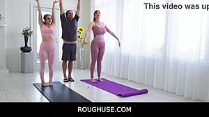 Hot yoga-session bliver til tabubelagt bryster og fisseleg