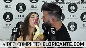 Sara, uma loira bombástica, se entrega a um banquete sensual de banana e creme de cotovelo neste vídeo picante com tema de comida