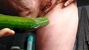 Eldre tysk kvinne tilfredsstiller seg selv med en agurk i sin hårete vagina