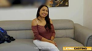 Buttet colombiansk kvinde giver oral og vaginal nydelse til chefen
