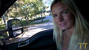 Hot blondine blir slem med vennen sin på parkeringsplassen