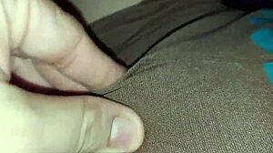 Adik tiri India muda tertangkap sedang menonton film porno di telepon saudara tiri dan memperlihatkan vaginanya yang dicukur