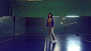 Des femmes amateurs révèlent leurs atouts en jouant au badminton dans un centre communautaire