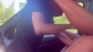 Νεαρό ζευγάρι συμμετέχει σε έντονο σεξ στο αυτοκίνητο