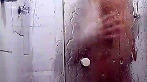 Młody gej amator cieszy się seksem na zewnątrz i masturbacją pod prysznicem