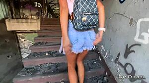 공공의 굴욕: 공장에서 어린 여자가 아날 크림파이를 받다