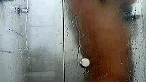 Mladý gay amatér si užíva sex vonku a sprchovanie pri masturbácii