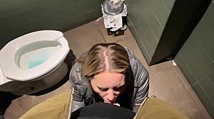 Μια ξανθιά καλλονή απολαμβάνει ένα μεγάλο κόκορα κατά τη διάρκεια ενός μυστικού ραντεβού στο μπάνιο
