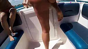 Mulheres jovens fazem sexo em um barco rápido em público