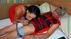 Агата Кент открива Мајка Бразила у мотелу и пружа му незаборавно сексуално искуство које укључује орални, анални и вагинални секс. Погледајте цео видео на Кс-видеу у црвеној категорији