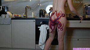 Milf s tetovažo hobotnice na ritki kuha in draži