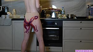Milfka s tetovaním chobotnice na zadku varí a dráždi