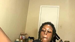 Ebony MILF masturboi dildolla ja polttaa