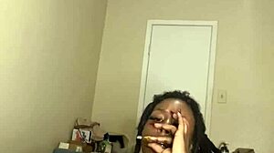Ebony MILF masturbeert met dildo en rookt