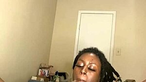 Ebony MILF dildóval maszturbál és dohányzik